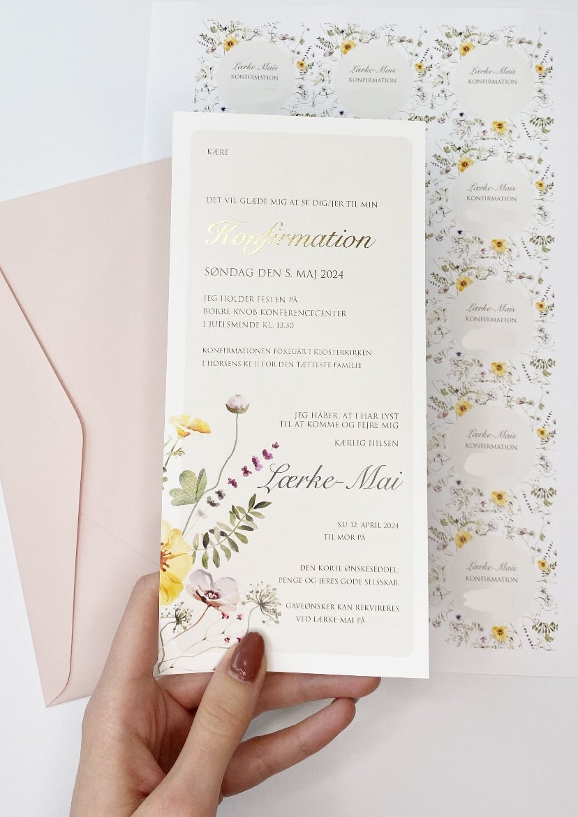 konfirmationsinvitationer med gule blomster og skinnende folie.