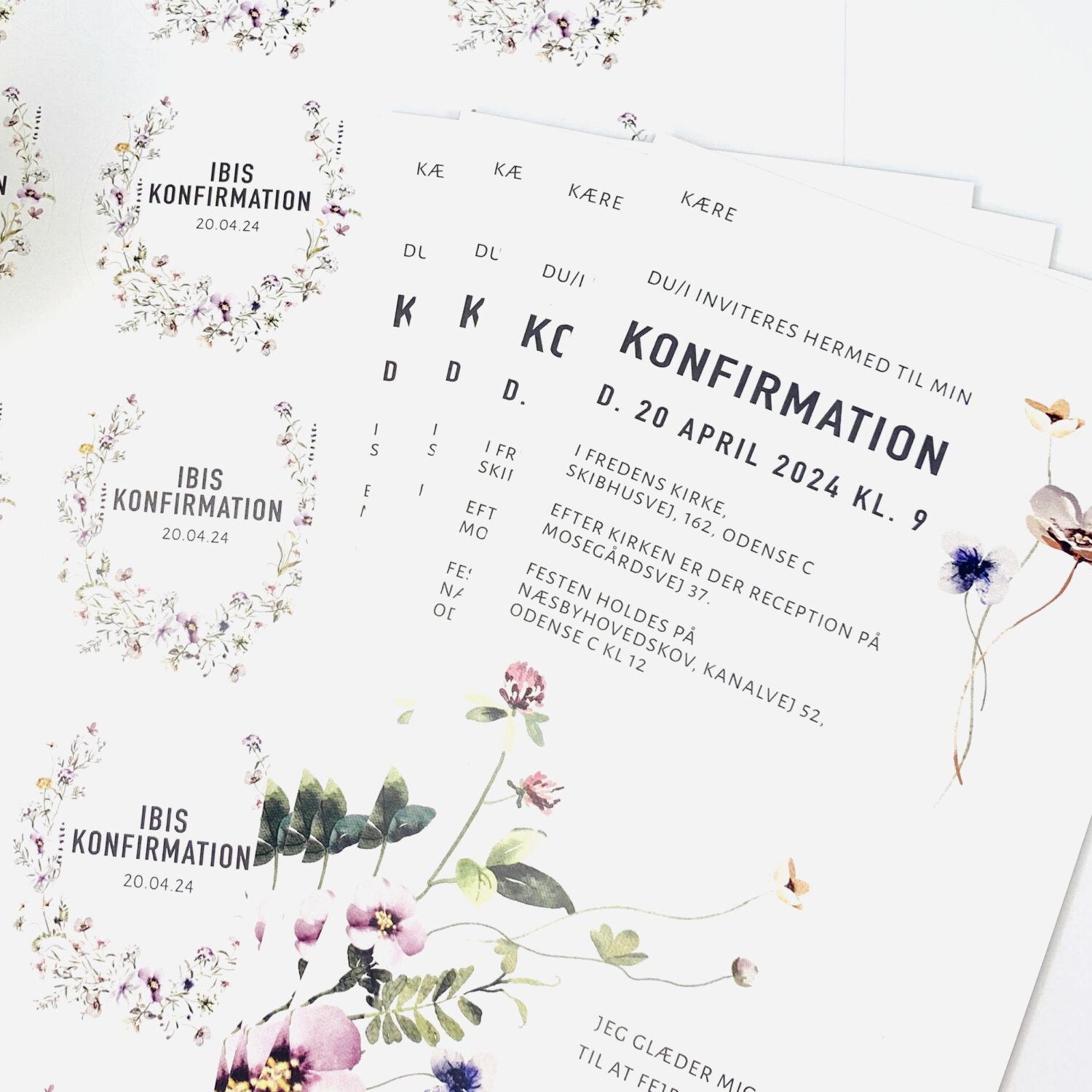 konfirmation indbydelse med smukke forårsblomster