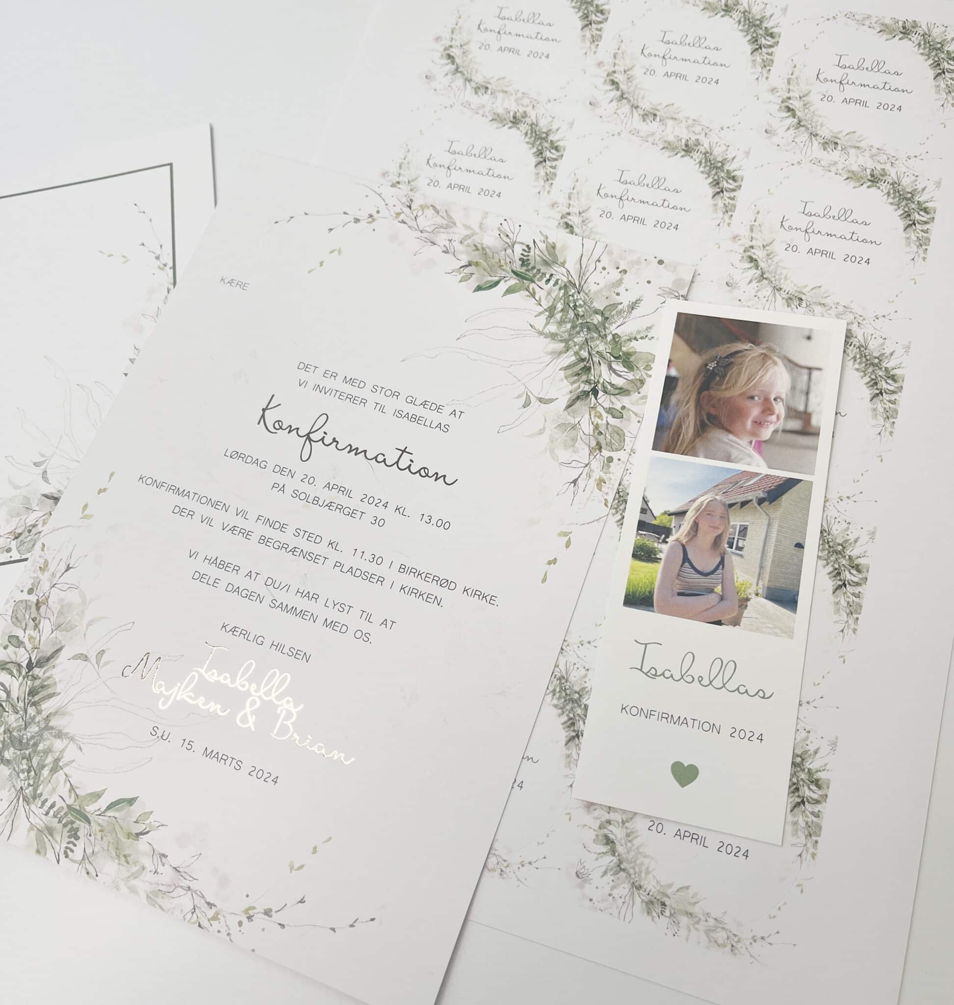 Green Beauty invitationer med tilhørende stickers, fotostribe og kuverter - design med grønne blade og guld folie