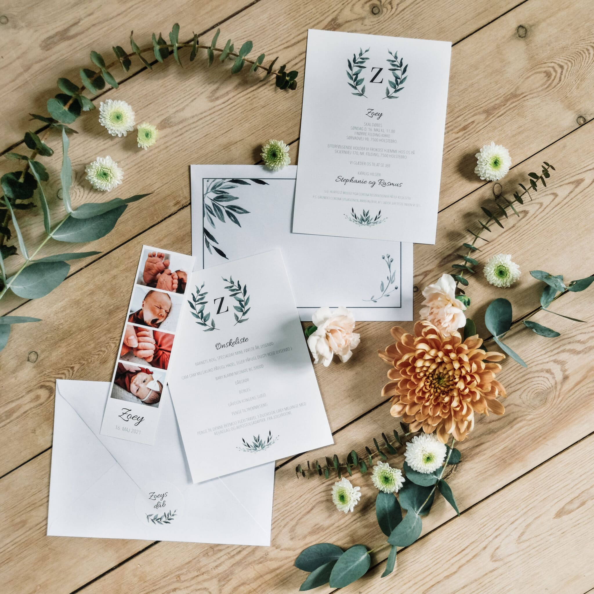 Invitationer i Kamma designet med grønne eukalyptus grene