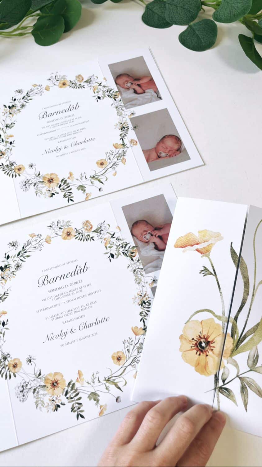 Eddie design, barnedåb invitation med billeder og smukke gule blomster
