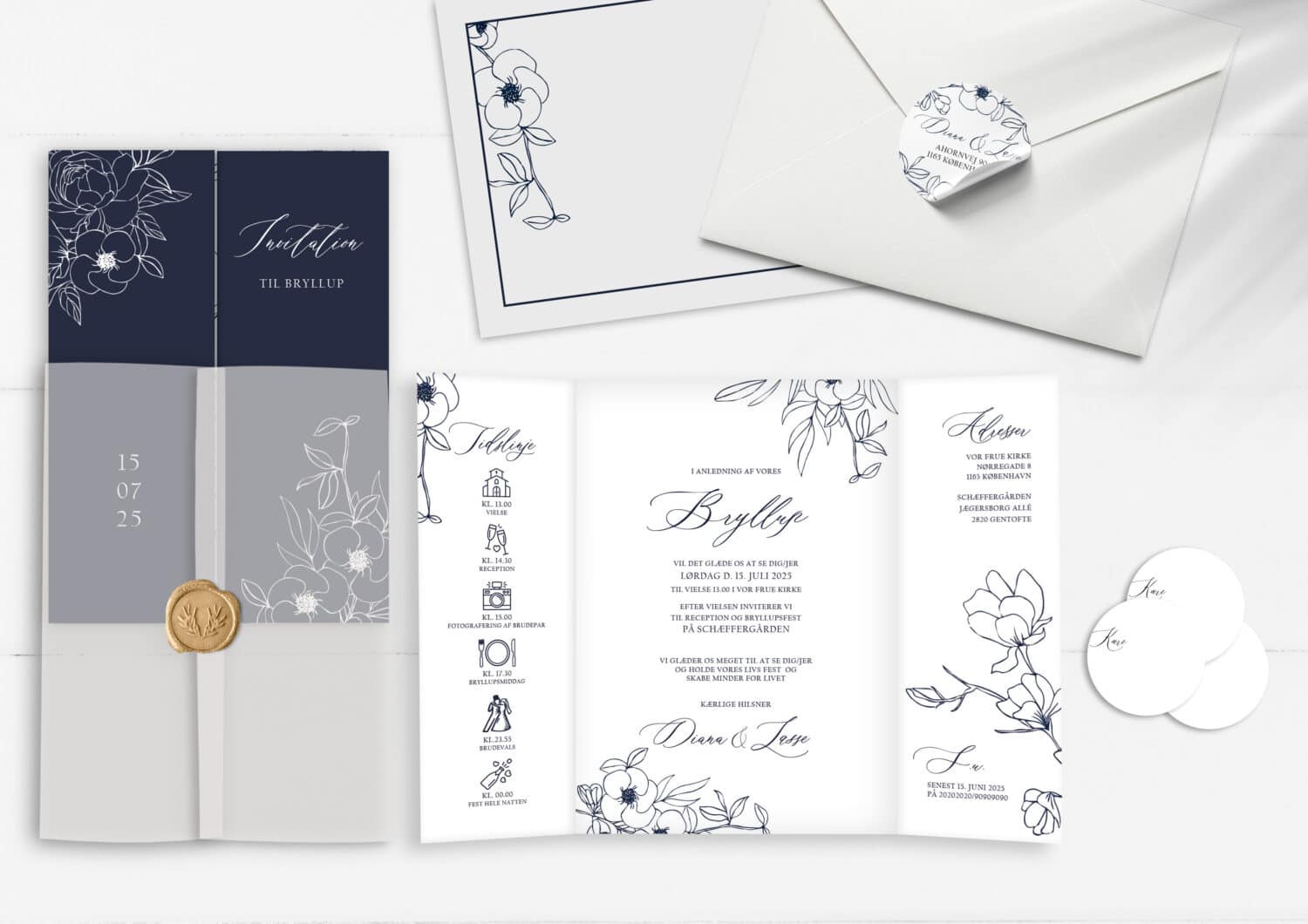Enkel og stilren portefals invitation til bryllup i navy og hvidt design med blå baggrund og hvide blomster og grene