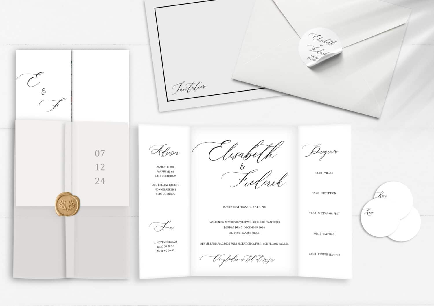 Bryllupsinvitation i enkelt minimalistisk design med smuk kalligrafi og et program for dagen