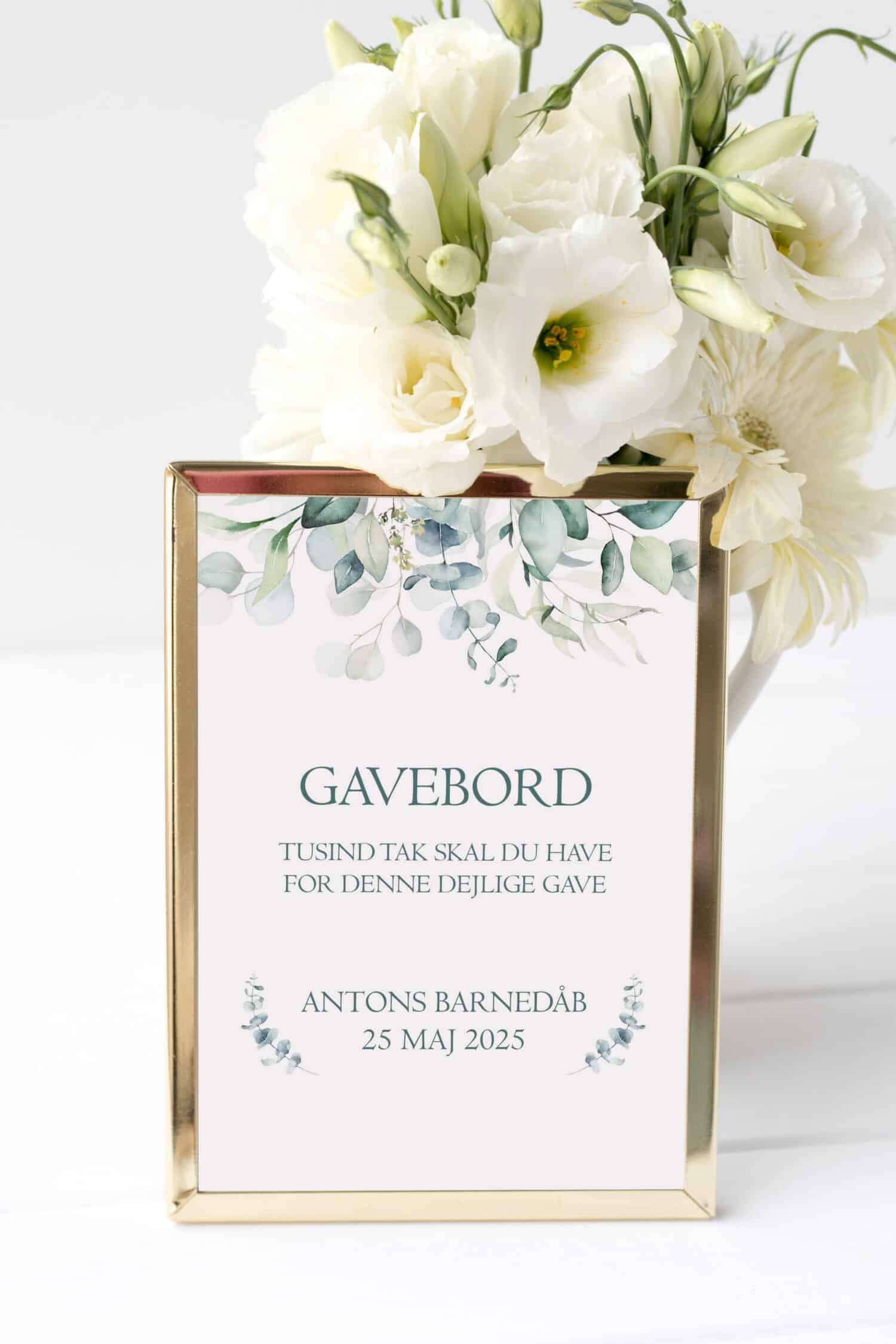 Gavebord skilt med eukalyptus grene