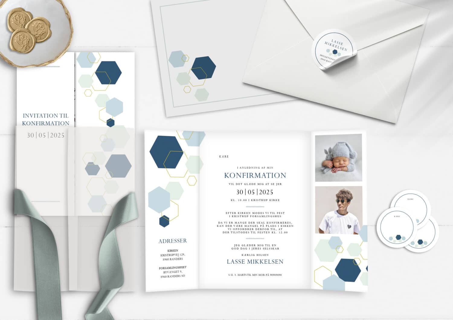 Portefals konfirmationsinvitationer til dreng. Geometrisk design med hexagoner i grøn og blå.