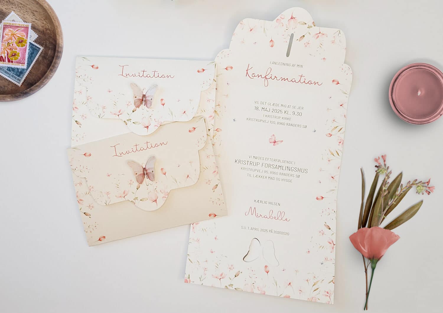Konfirmationsinvitation lyserøde blomster og sommerfugle