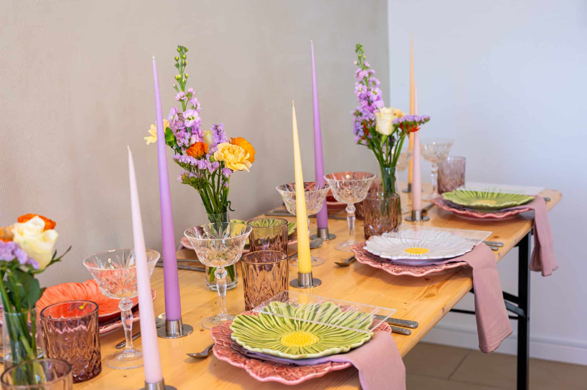 Borddækning: Lavendel, pastel og fersken