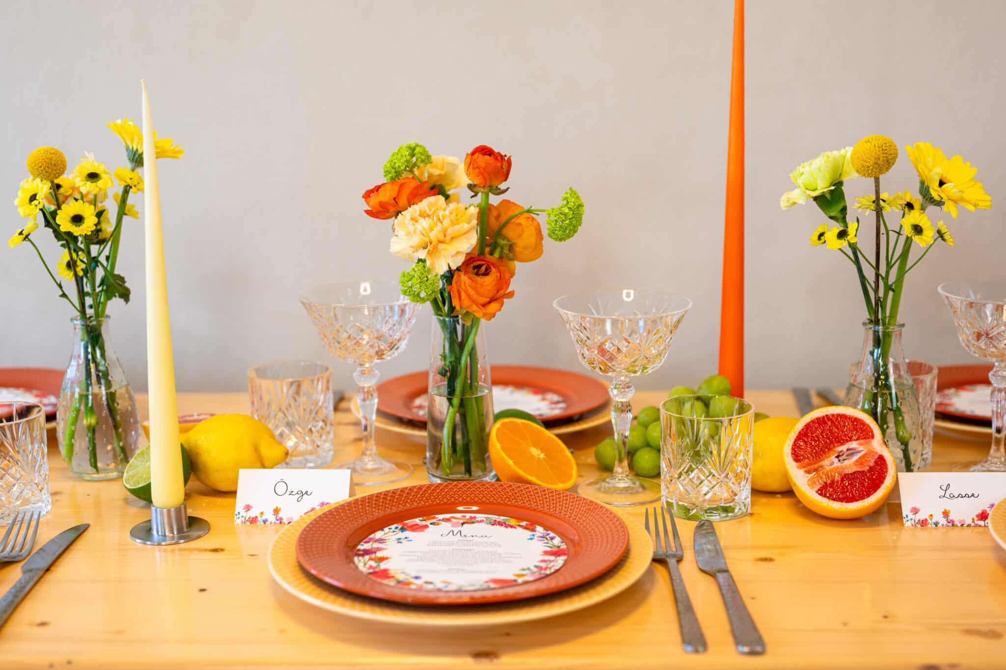 Borddækning: Terracotta, orange og gul