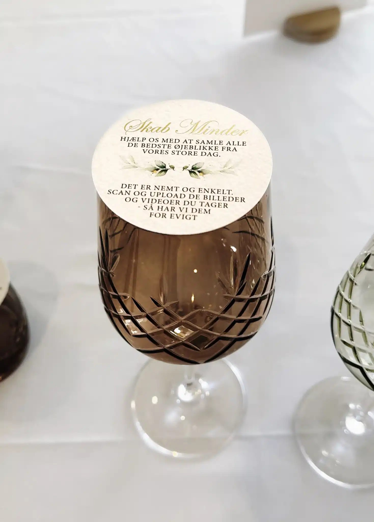 Rundt ‘Skab minder’-mærkat med QR-kode i Gold Leaf