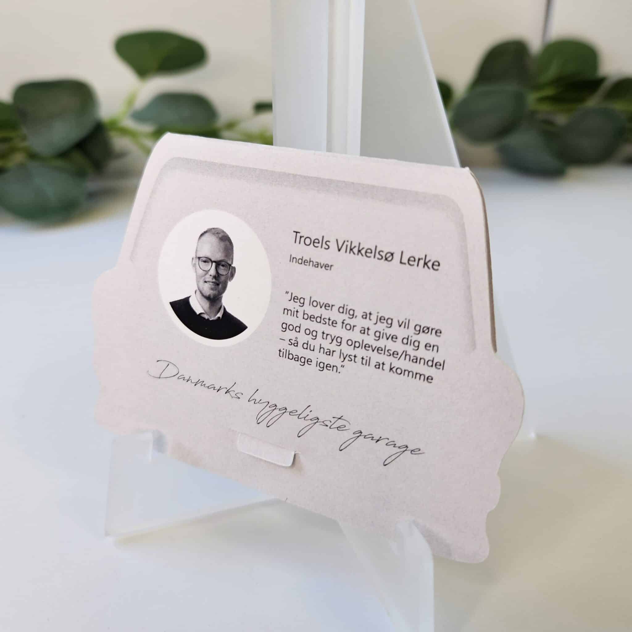 Visitkort i hånden som viser størrelse og følelse