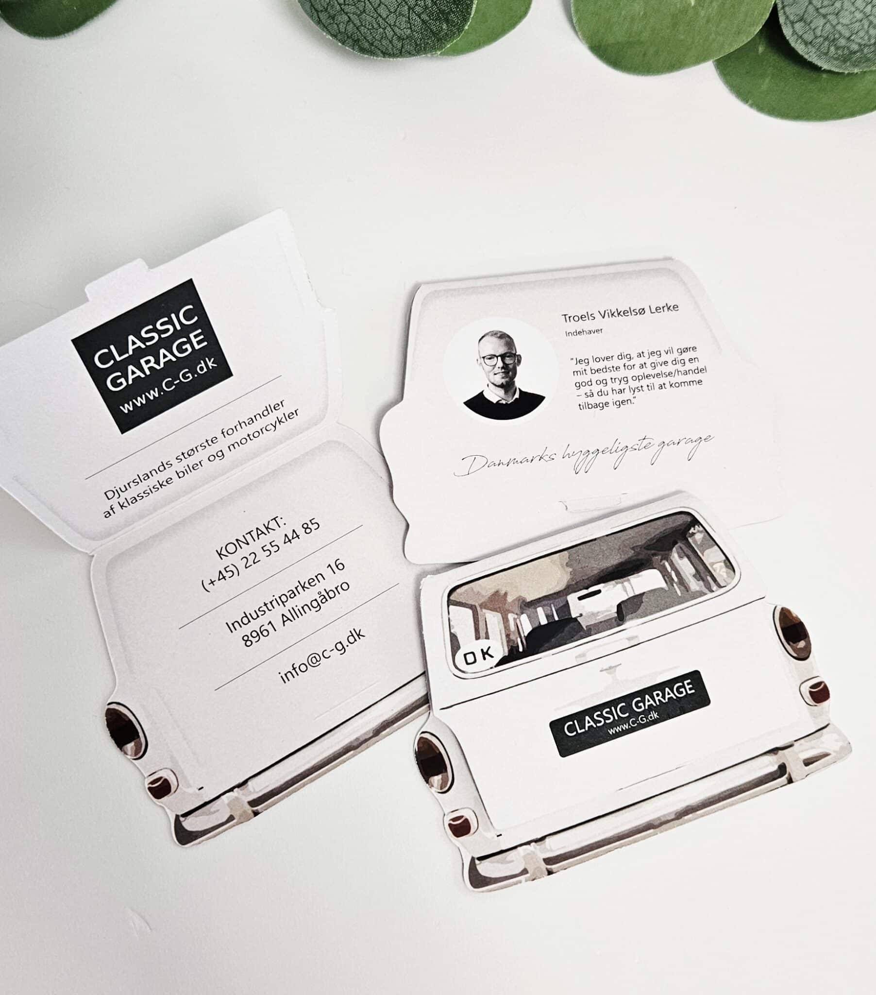 Detaljebillede af visitkort med finish og materialer