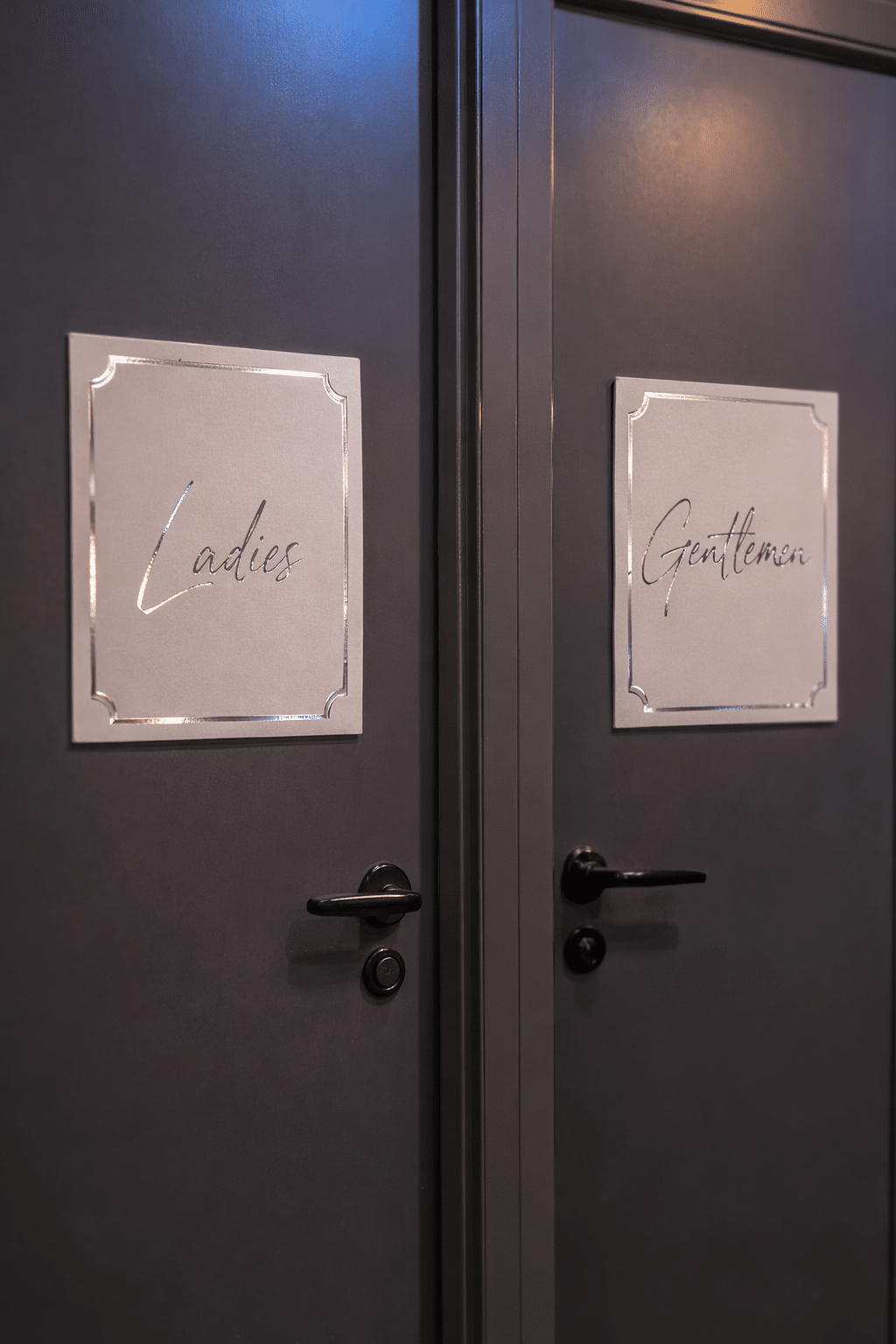 Stemningsbillede med eventtryksager til julefrokost