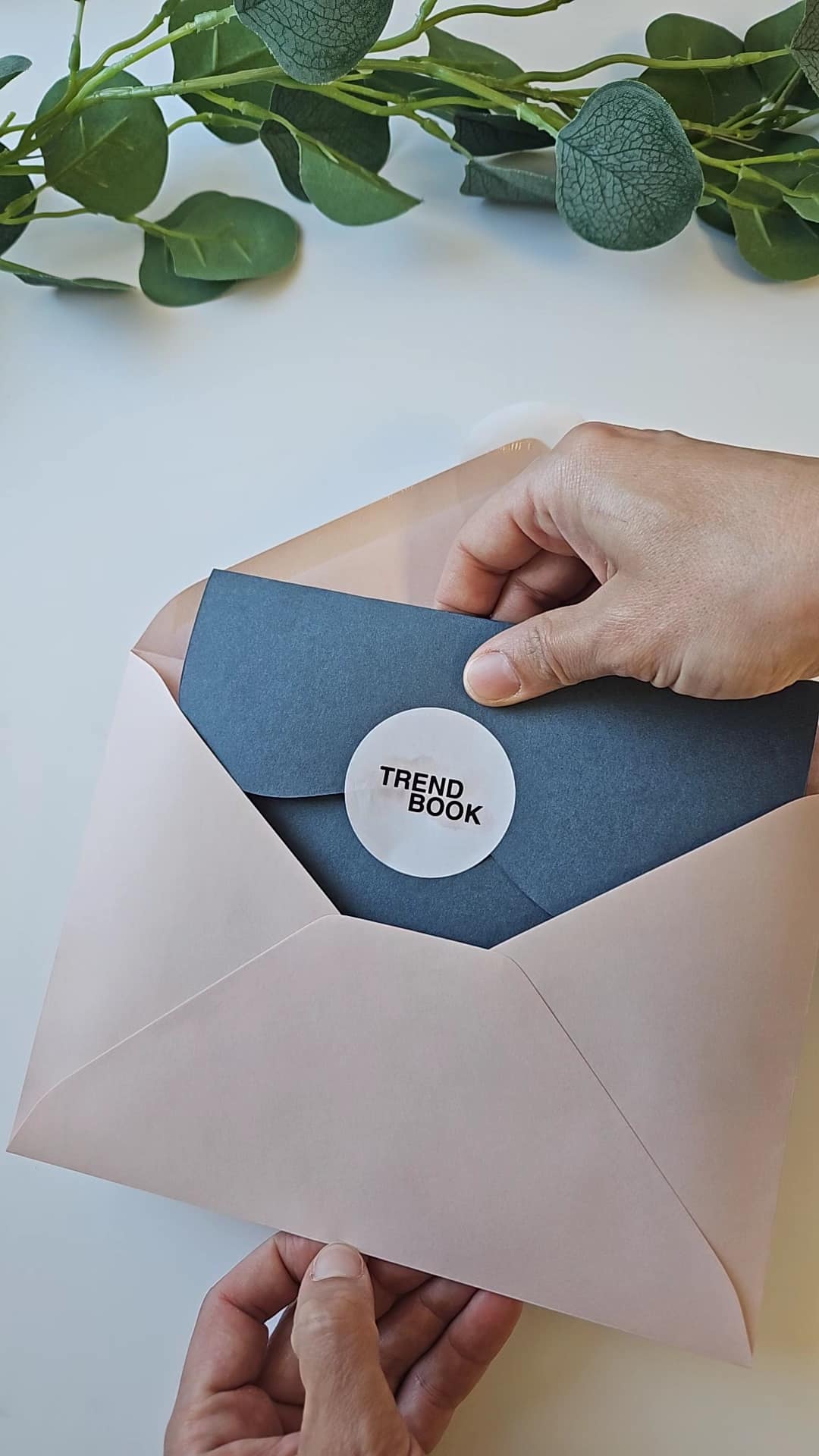 Kuvert og logosticker til eksklusiv invitation