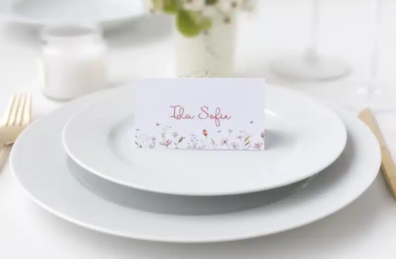 Bordkort med pink, blush og koral farvede blomster og sommerfugle.