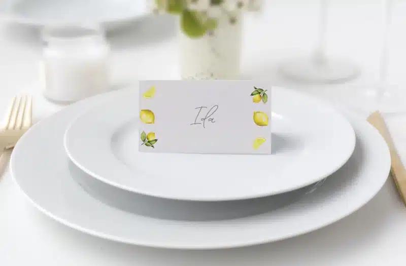 Beige/sandfarvet bordkort med illustrationer af citroner