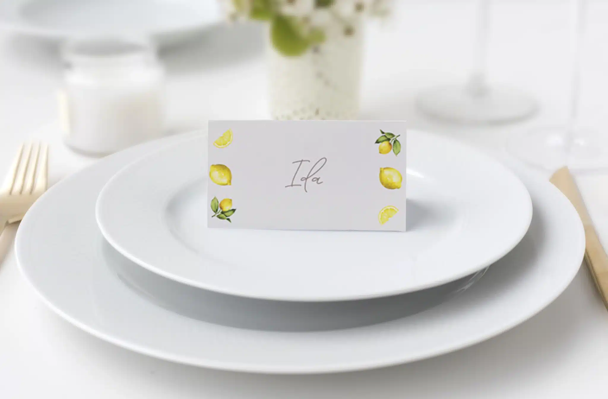 Beige/sandfarvet bordkort med illustrationer af citroner
