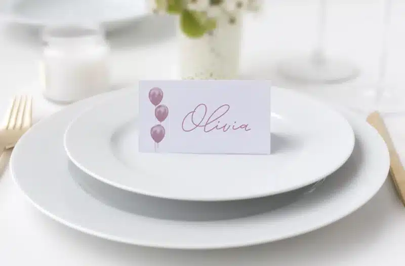 Simpelt bordkort til konfirmation med pink og lyserøde balloner
