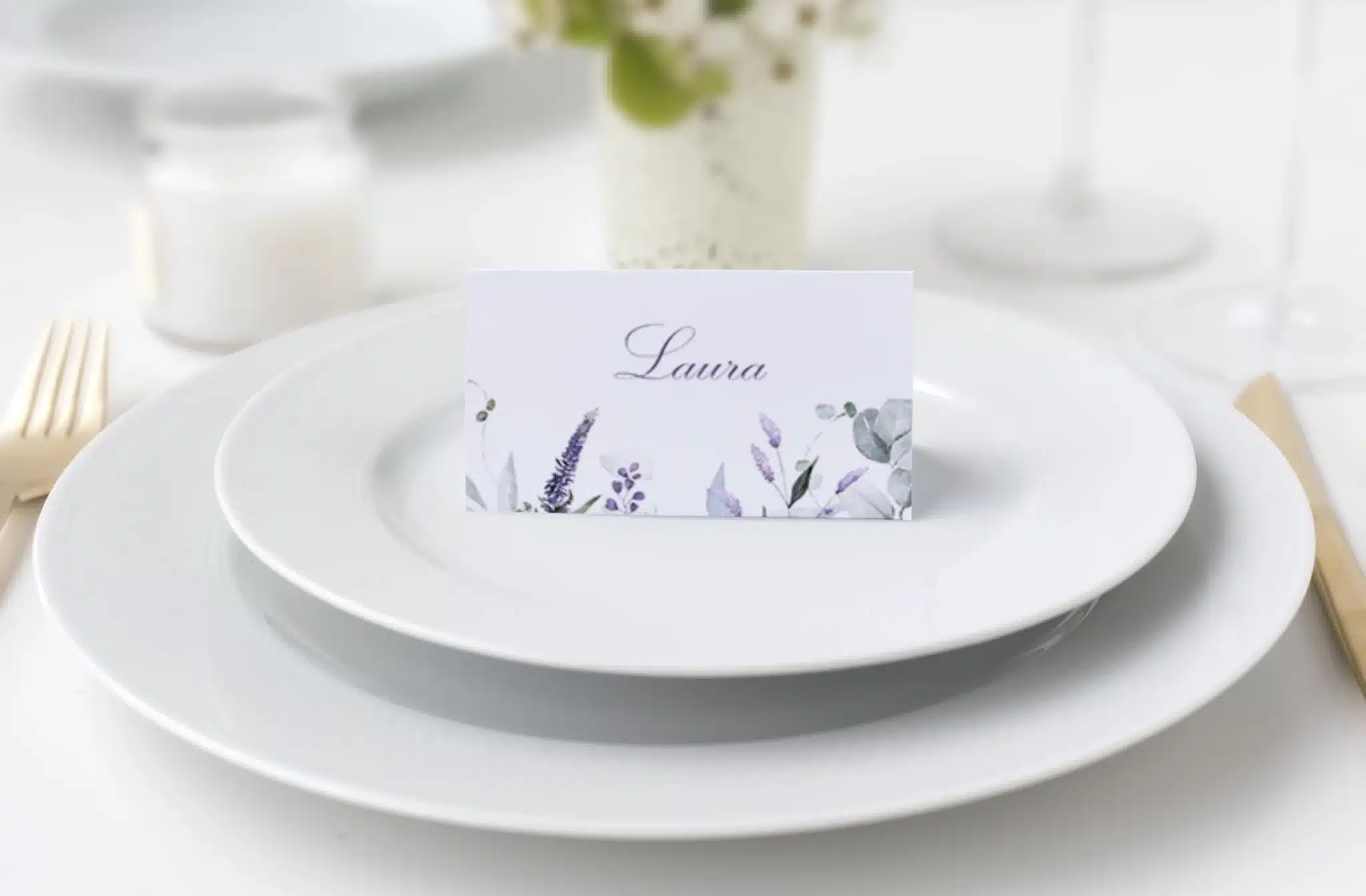 Bordkort med lilla/lavendel blomster og sommerfugle