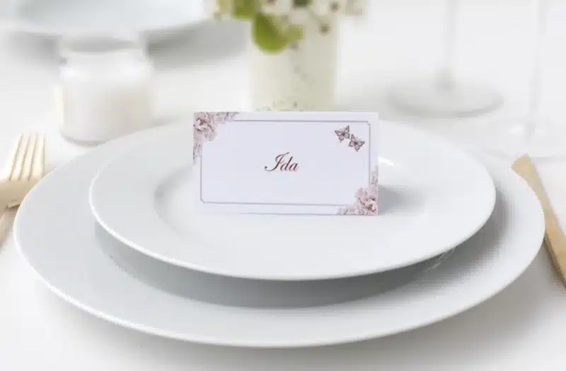 Bordkort med blush/rosa blomster og sommerfugle