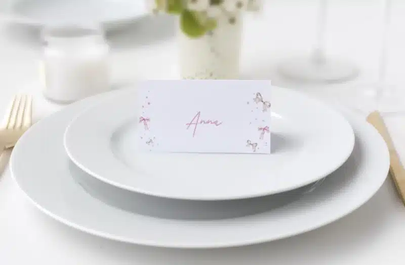 Bordkort med prikker og lyserøde(beige sløjfer.