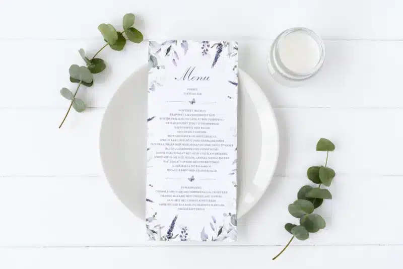 Menukort til konfirmation med lavendel/lilla og sommerfugle tema