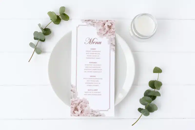 Menukort med rosa/beige blomster og bordeaux ramme, feminint og smukt.