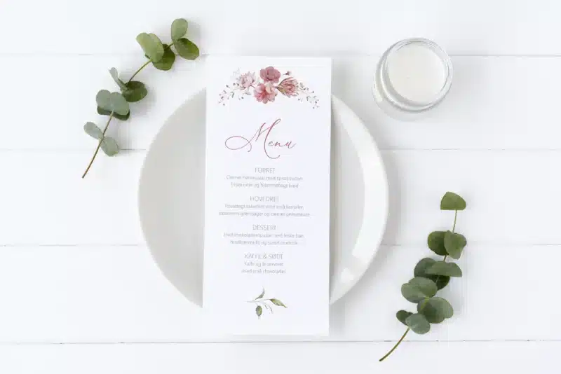 Menukort med blomster i lyserøde og rosa nuancer