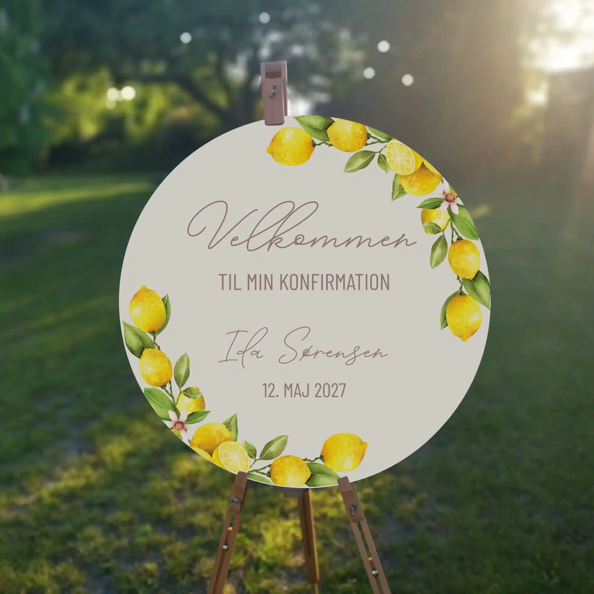 Smukt velkomstskilt til konfirmation i sandfarvet/beige og med citron klaser