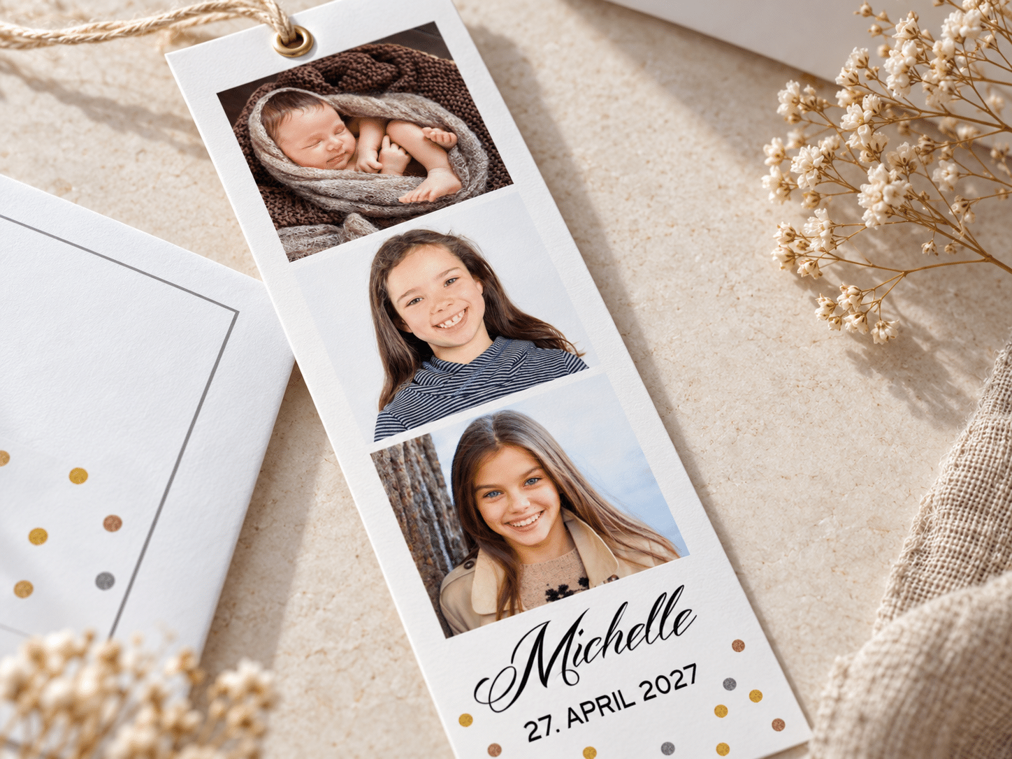 Glitterly konfirmationsinvitation fotostribe med brun snor - A5-A6
