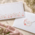 Petal Grace konfirmationinvitation kuvert med blomstersegl