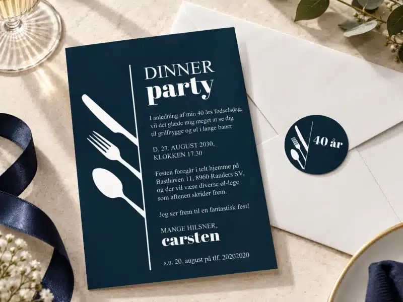 Dinner Party invitation til 40 års fødselsdag i marineblå med hvidt bestikmotiv, kuvert og matchende sticker