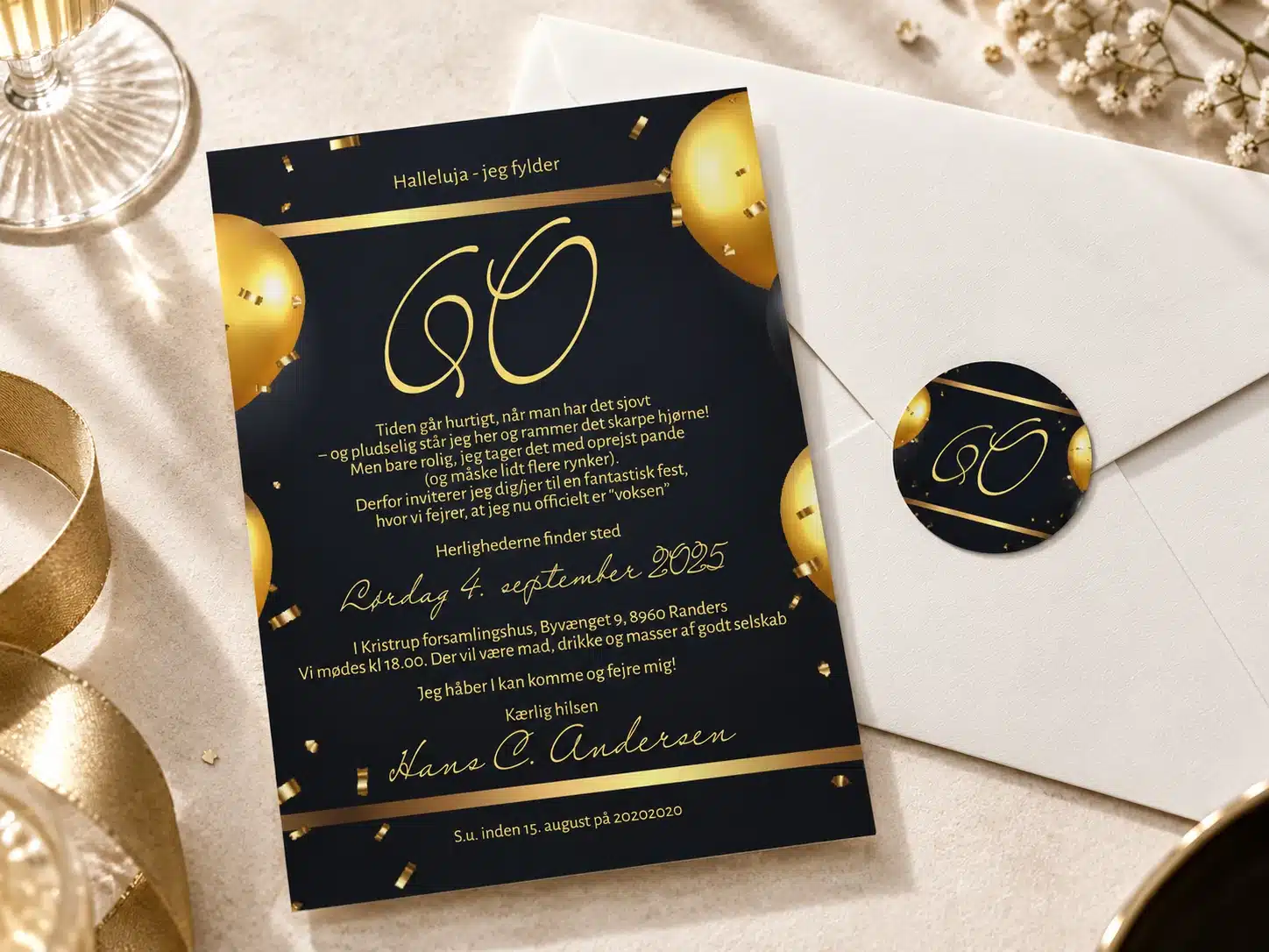Fiftys Glam fødselsdagsinvitation til rund fødselsdag med mørk baggrund, gyldne balloner, konfetti, matchende sticker og hvid kuvert