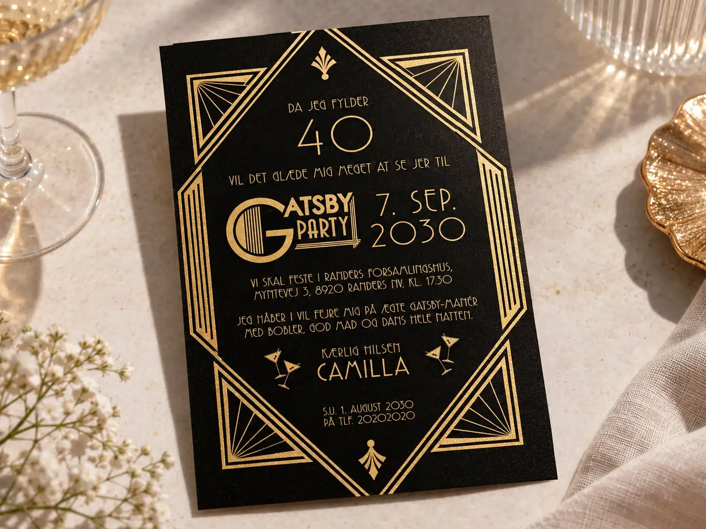 Great Gatsby invitation til 40 års fødselsdag med geometrisk Art Deco-mønster i sort og guld