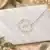 Hvid kuvert med rund sticker til 60 års fødselsdag med gule blomster og grønne blade