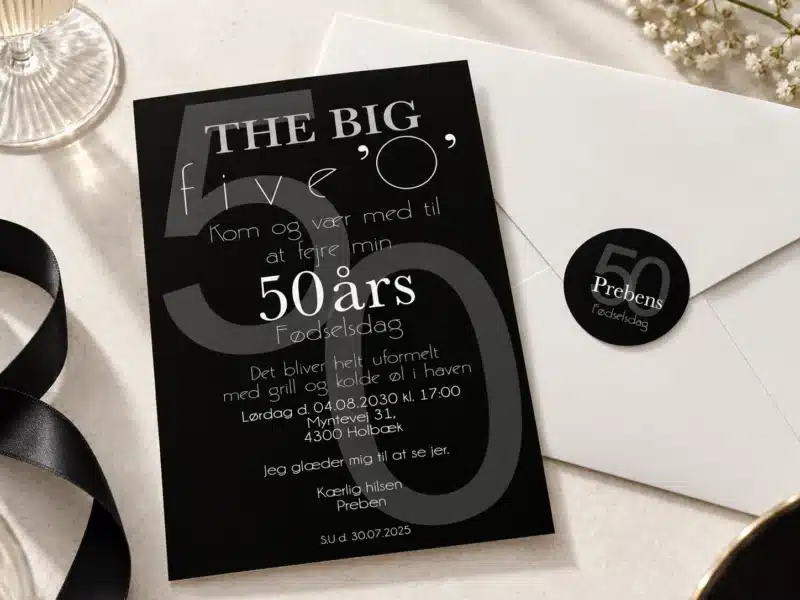 The Big Five'O sort fødselsdagsinvitation med stort 50-tal, hvid typografi, kuvert og matchende sticker
